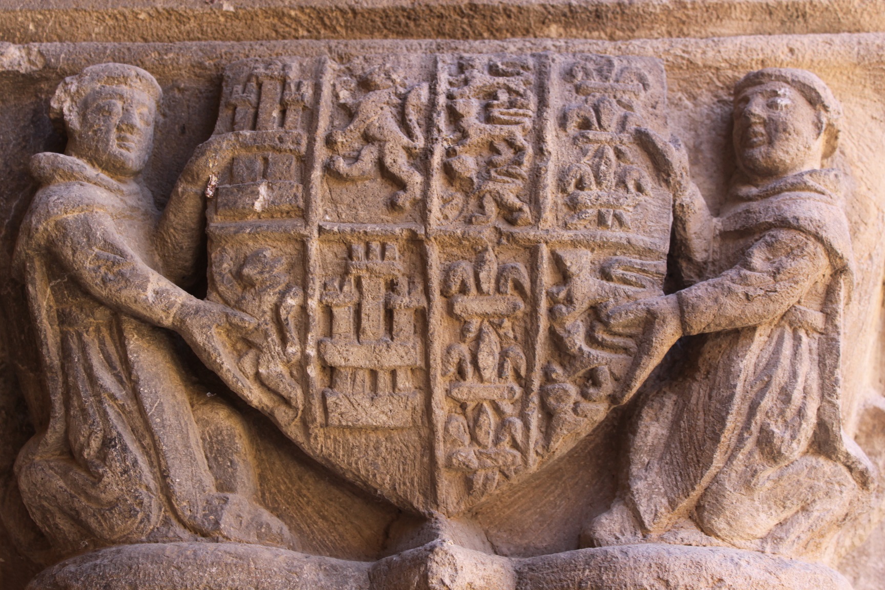 Escudo en Santa María la Real de Nieva