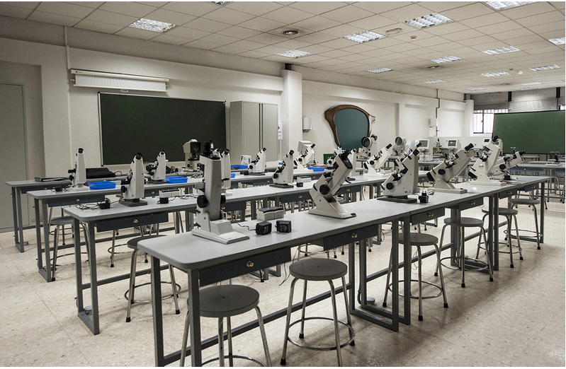 Laboratorio (taller) de Óptica Oftálmica en la Facultad de Óptica y Optometría