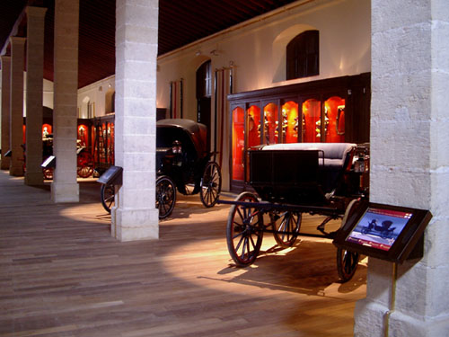 Interior del Museo del Enganche en una bodega jerezana