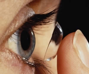 Inserción en el ojo de lente blanda