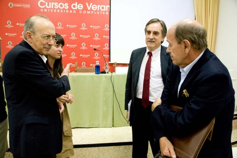 Valeriano Gómez (en el centro) junto a otros participantes del curso.