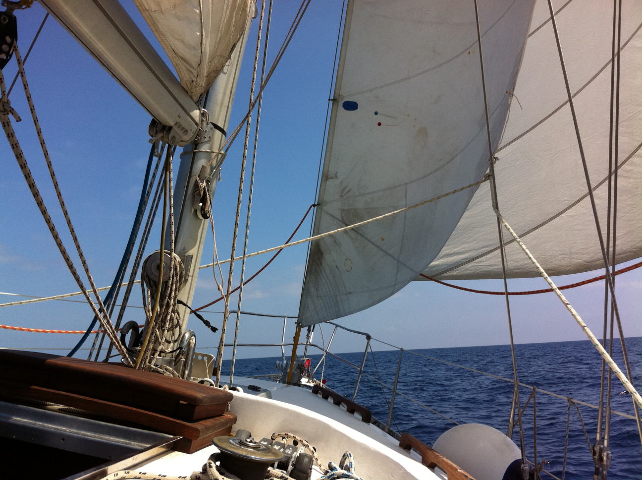 Barco velero impulsado por el viento