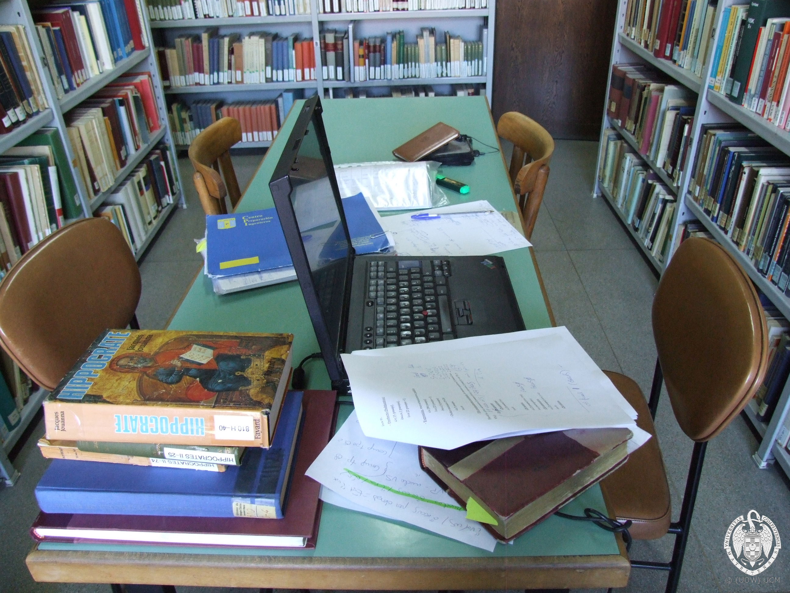 ordenador y libros en mesa de trabajo