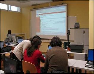 grupo de tres estudiantes trabajando