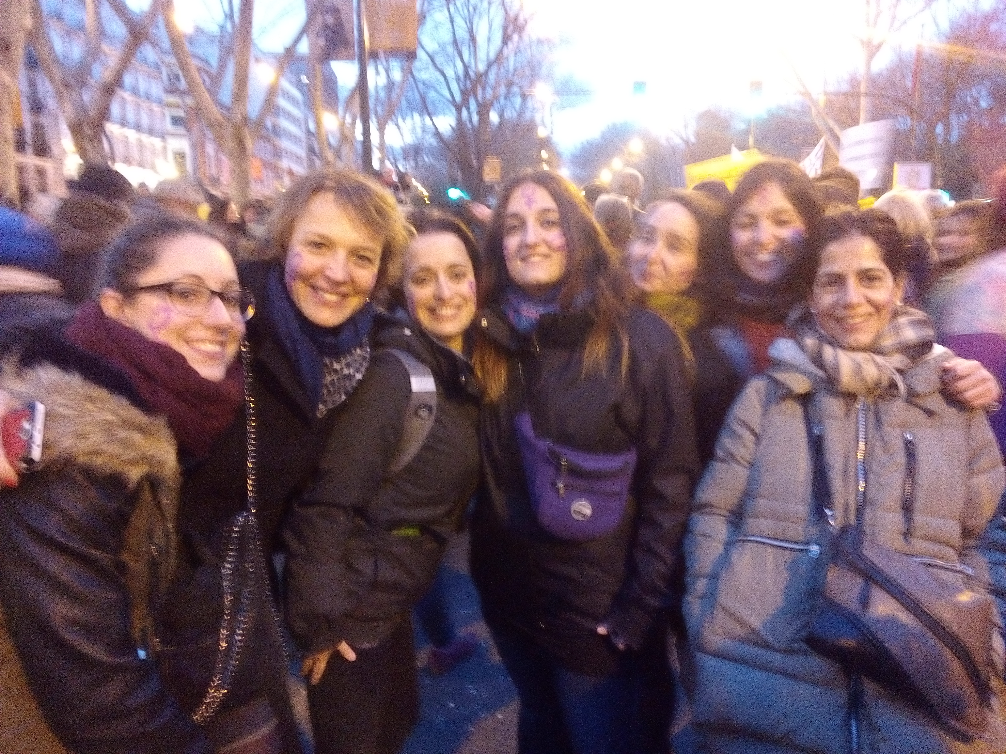 Foto dos de alumnas del máster de género y desarrollo en la manifestación del 8 de marzo