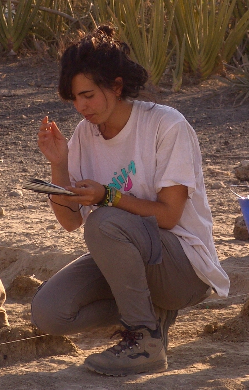 Julia Aramendi en una excavación en Olduvai (Tanzania)