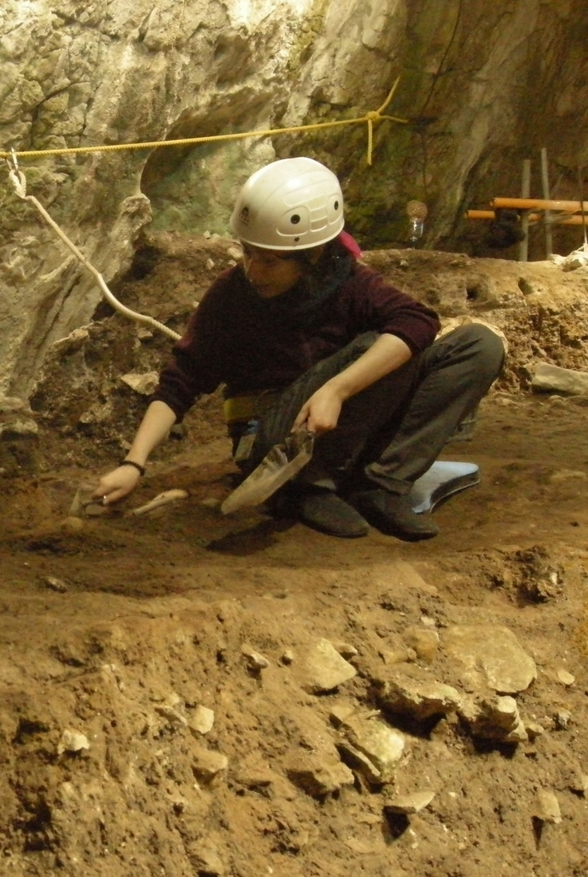 Raquel Blázquez excavando en la Cueva de Portalón (Atapuerca)