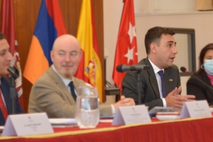 El decano de la Facultad de Geografía e Historia,Miguel Luque Talaván;el embajador de Armenia en España Sos Avetisyan