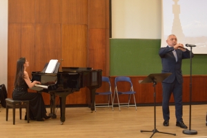 El maestro Norik Sahakyan (duduk) y la pianista y vocalista kristine Abrahamyan.