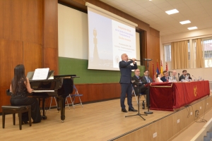 El maestro Norik Sahakyan (duduk);la pianista y vocalista kristine Abrahamyan y los conferencistas.
