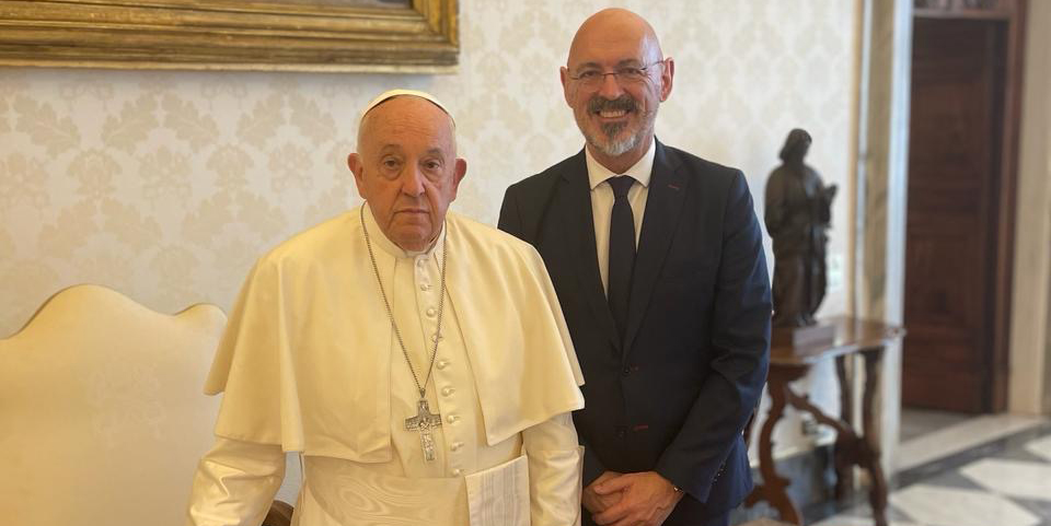 El  Papa Francisco mantiene un encuentro privado con el rector Joaquín Goyache para poner en marcha de un proyecto de voluntariado social en Lavapiés