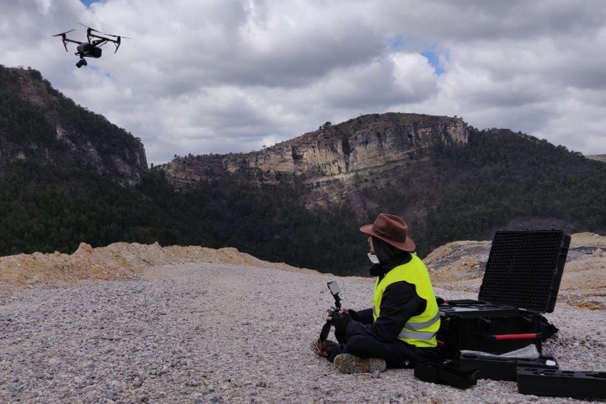 David Gutiérrez (DGDRONE), nuestro piloto de drones y cámara, volando un dron en una de las minas del Alto Tajo (Guadalajara, España)