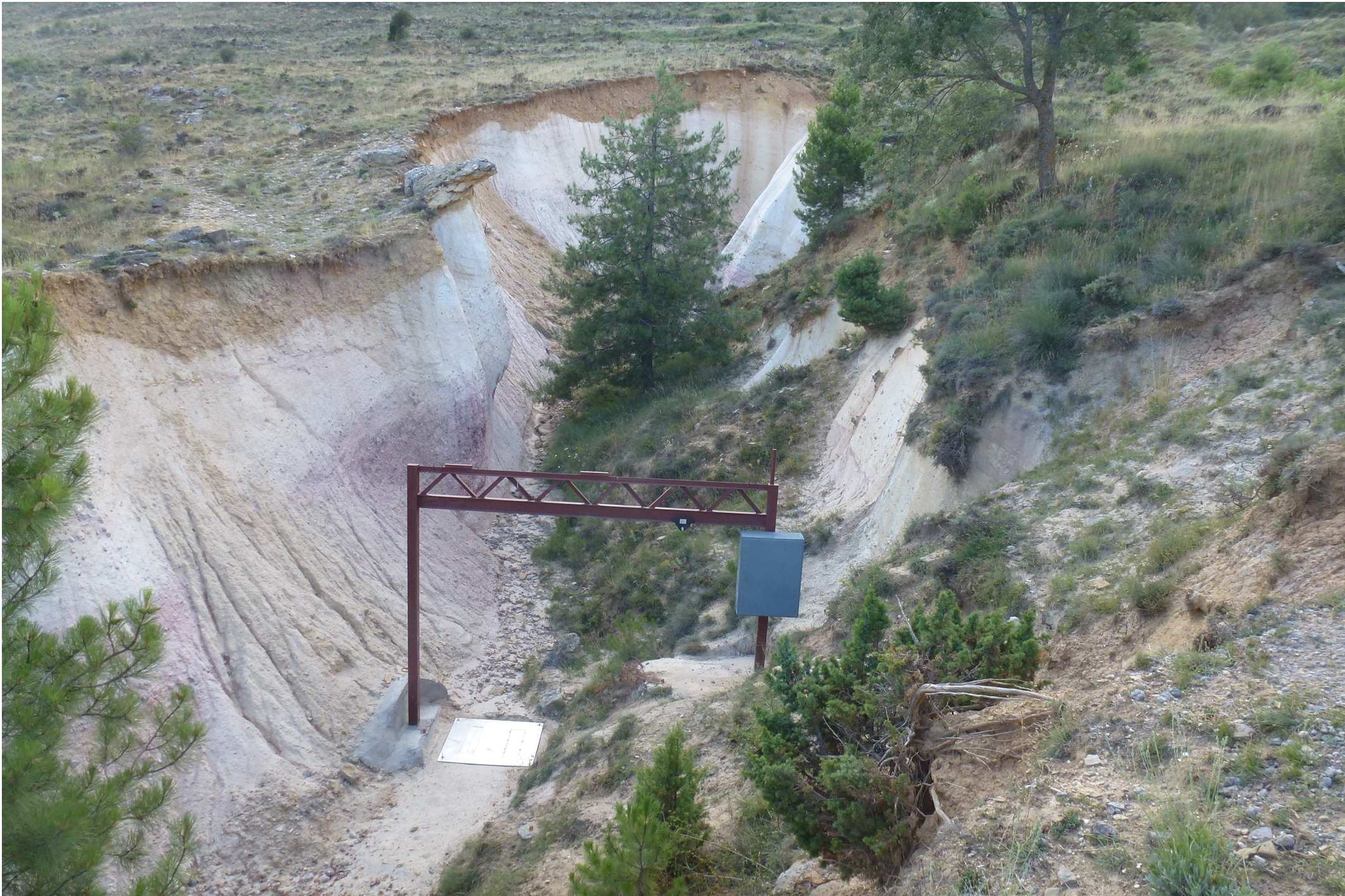 Trampa de sedimentos de carga de fondo tipo Reid en la cárcava de Poveda (Guadalajara, España)