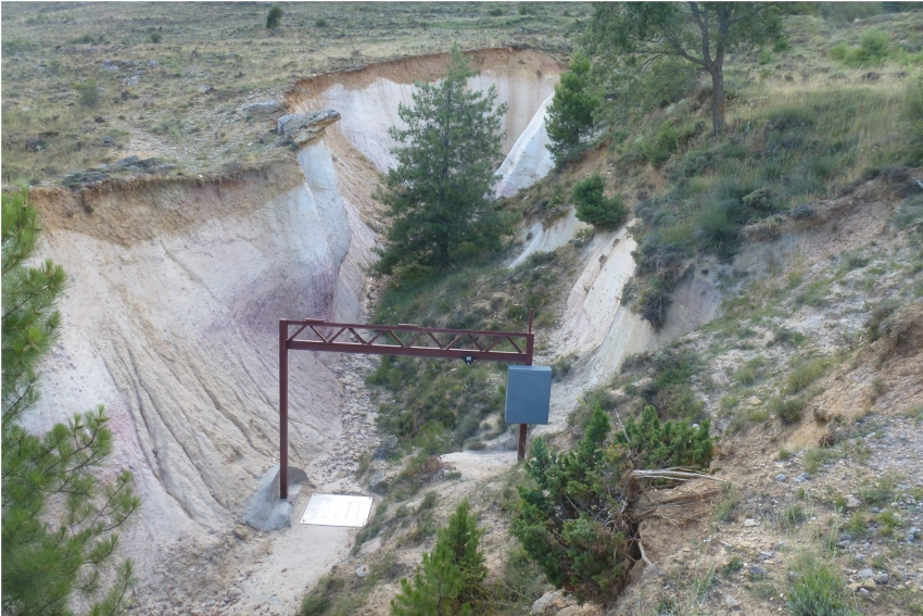 Trampa de sedimentos de carga de fondo tipo Reid en la cárcava de Poveda (Guadalajara, España)
