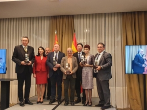 Premiados en la VI Edición de los PREMIOS CÁTEDRA CHINA junto a la directora de Cátedra China Rosa Cervera y el Excmo. Sr. embajador de la RPCh Wu Haitao.