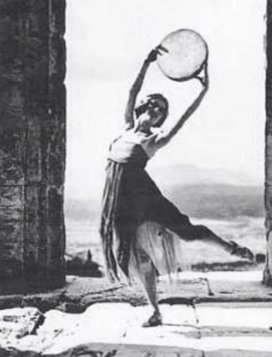 Isadora Duncan bailando en el Partenón.