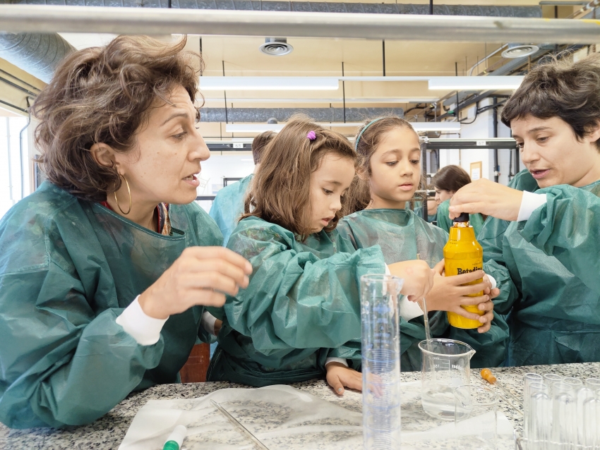 Las primas Gala y Lola junto a sus madres en los experimentos de Ecoquímica Espectacular. / Ana Casado