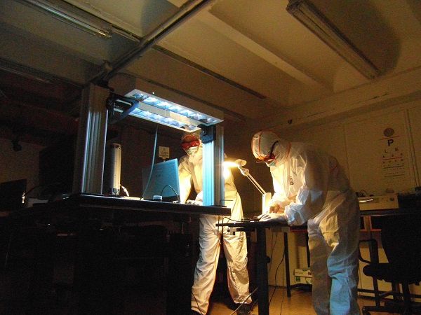 Científicos trabajando en el diseño del sistema de iluminación. / Antonio Álvarez.