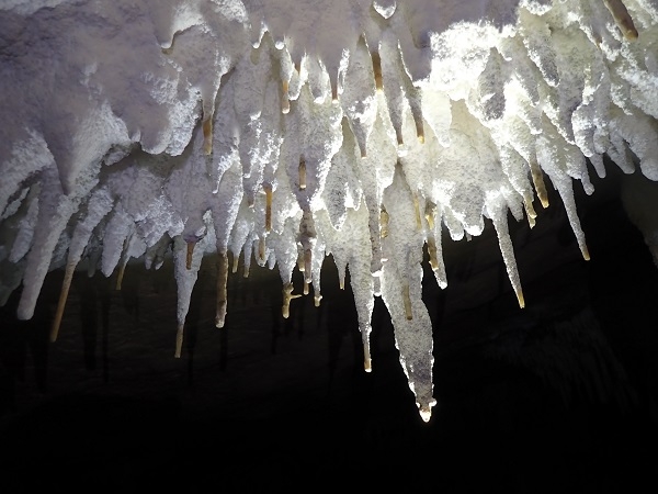 Las estalagmitas evidencian el polvo sahariano acumulado en el exterior de la cueva. / J. Martín.Chivelet.