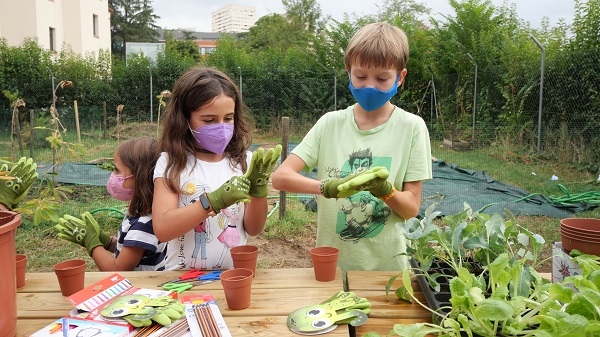 Un niño y una niña se preparan para sembrar sus semillas. / María Marín.