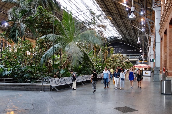 Estación de Atocha, Madrid, el verano de 2019, sin mascarillas. / Shutterstock. 