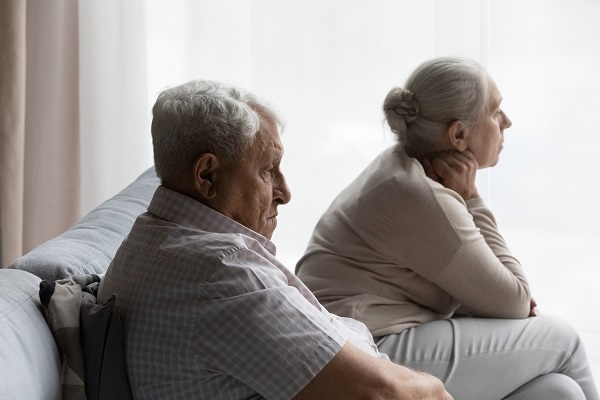 Los mayores se aburren tanto o más que el resto.  / Shutterstock.