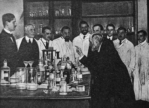 Santiago Ramón y Cajal dando clase en su laboratorio (Madrid, ca. 1910). / Santiago Ramón y Cajal - El Libro de la Salud (1981) por A. Fernández-Cruz.