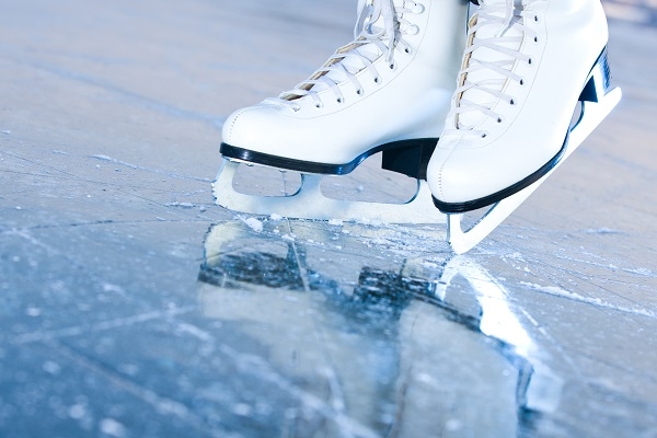 Cuanto más peso y deslizamiento se ejerce sobre el hielo, más resbaladizo se vuelve. / Shutterstock