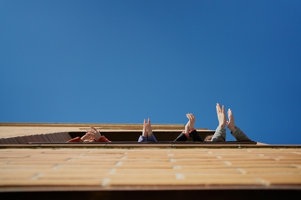 Cada tarde a las 20:00 durante los días de confinamiento, las ventanas y balcones se llenaron de gente aplaudiendo. / Shutterstock.