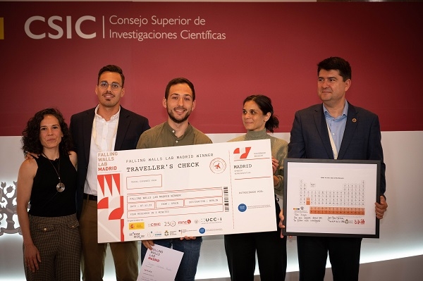 Diego Calzada, ganador de Falling Walls Lab Madrid, recoge su cheque. / CSIC.