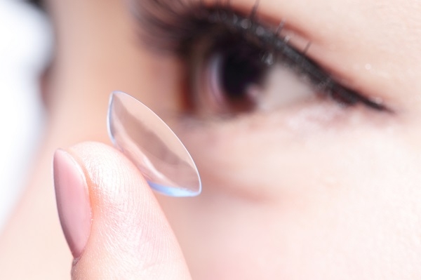 La mala higiene y el uso inadecuado de las lentes de contacto puede causar infecciones graves. / Shutterstock. 