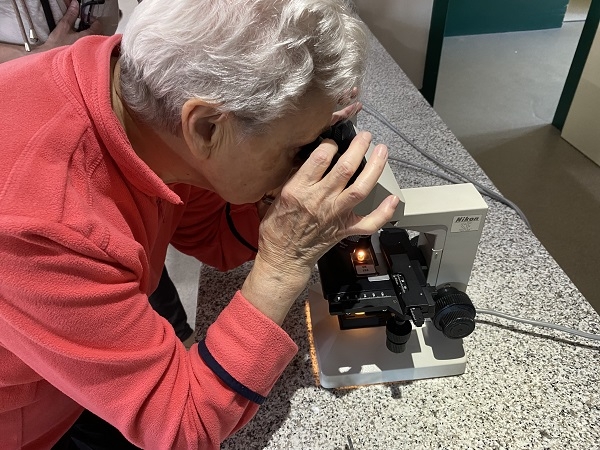 Una residente con un microscopio en la actividad del año pasado. / María Milán. 