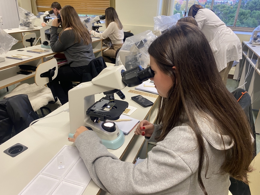 Una alumna observa las preparaciones en el microscopio. / María Milán.