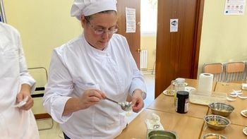 Una profesional de la escuela de hostelería prepara la degustación. / María Milán.